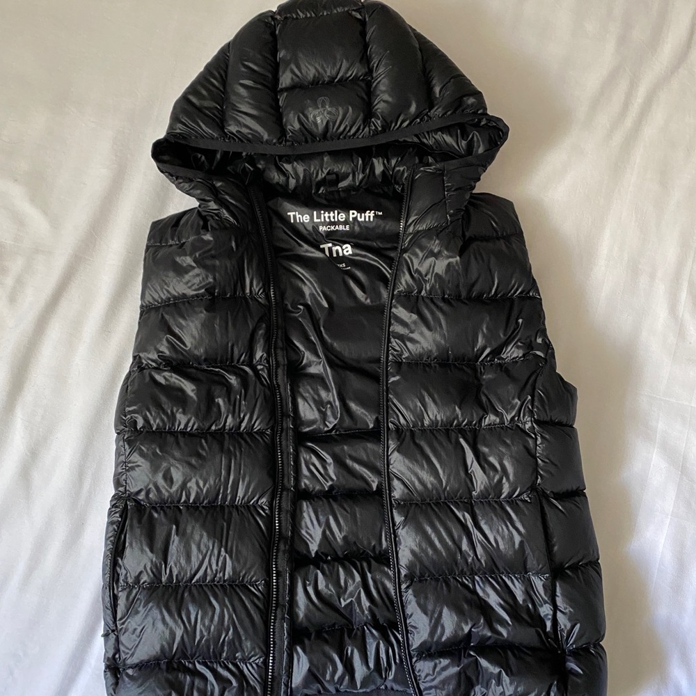aritzia tna little puff vest